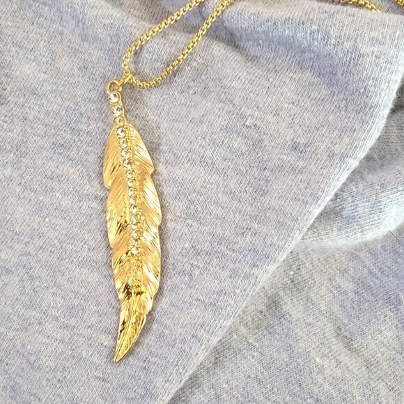 Beautiful Gold Leaf designed with Chrystal Chips Necklace with Chain - Picture 3 of 3